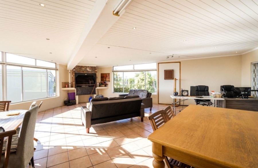 8 Bedroom Property for Sale in Middedorp Western Cape